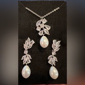Never before worn
Handmade
Wedding jewelry  
pearl drop necklace and earrings